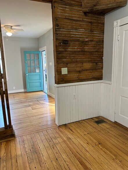 Building Photo - 1103 Oakwood Ave