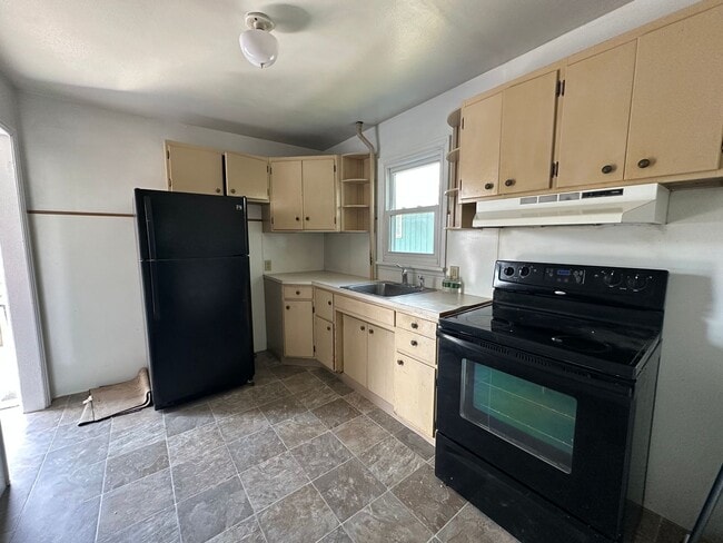 Building Photo - 2 Bedroom Home