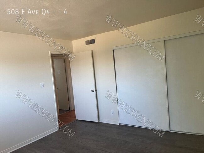 Building Photo - 508 E Ave Q4