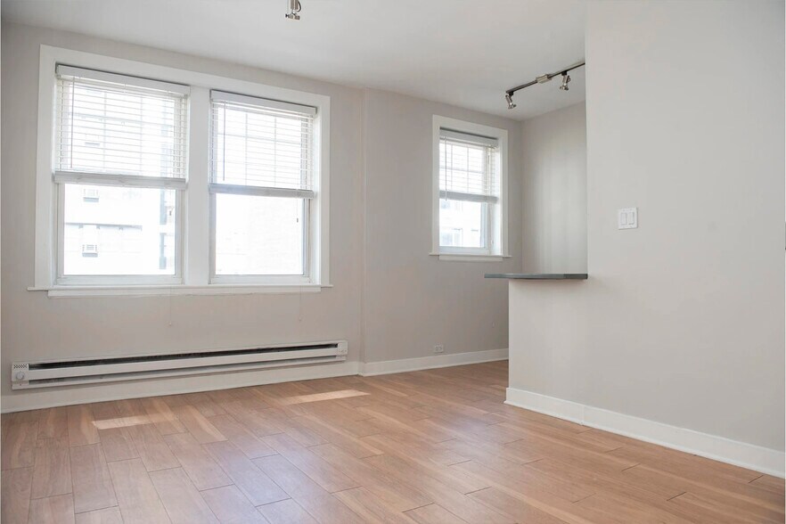 Building Photo - 517 W Belmont Ave