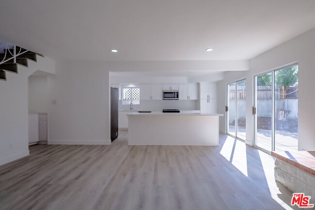 Building Photo - 823 S Detroit St