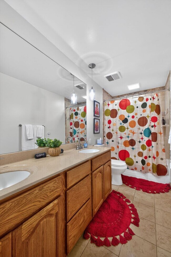 Building Photo - 5BR Retreat w/ Private Indoor Pool In Greensburg