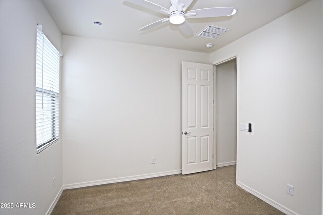 Building Photo - 831 W Finch Dr