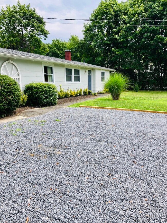 Building Photo - 303 Old Town Rd