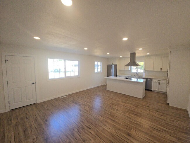 Building Photo - 3BD/2BA newly remodeled Kenwood Dr. Fortun...