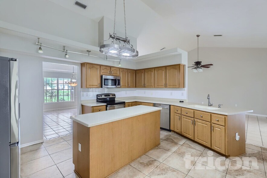 Building Photo - 13530 Coronado Dr