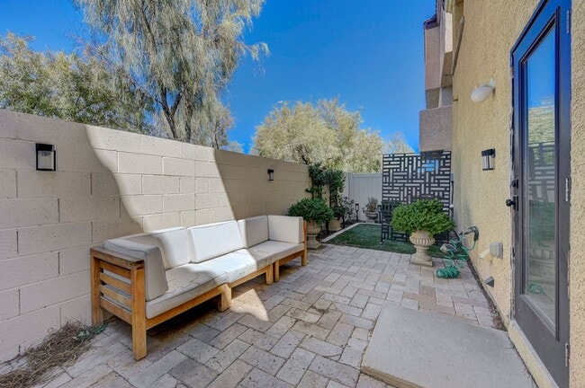 Building Photo - Stylish Tri-Level Home/Tandem Garage in Henderson