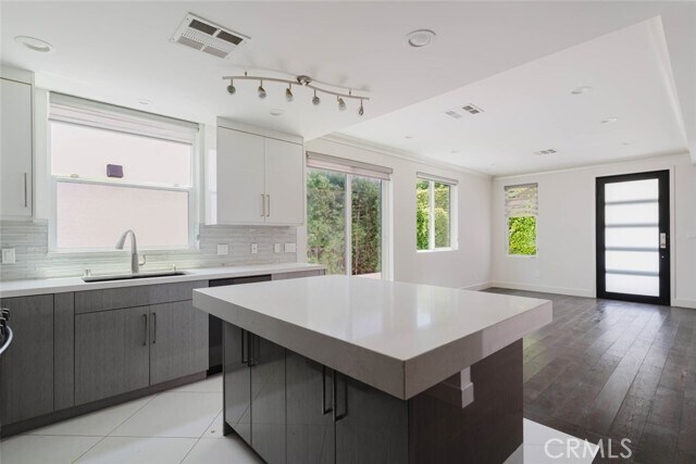 Building Photo - 4418 Kingswell Ave