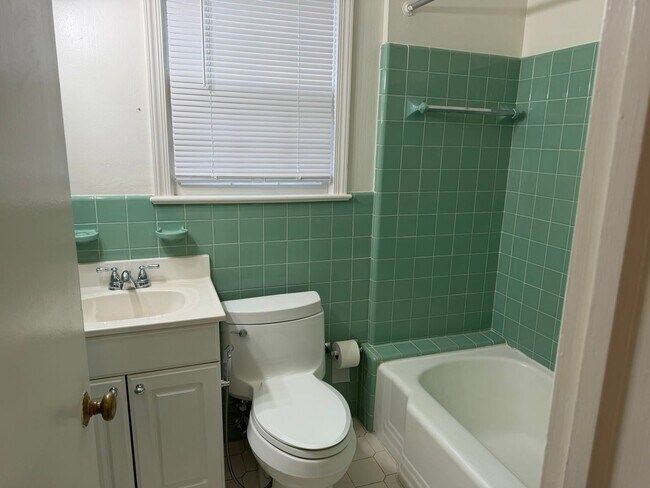 Building Photo - 9220 Quintana Dr