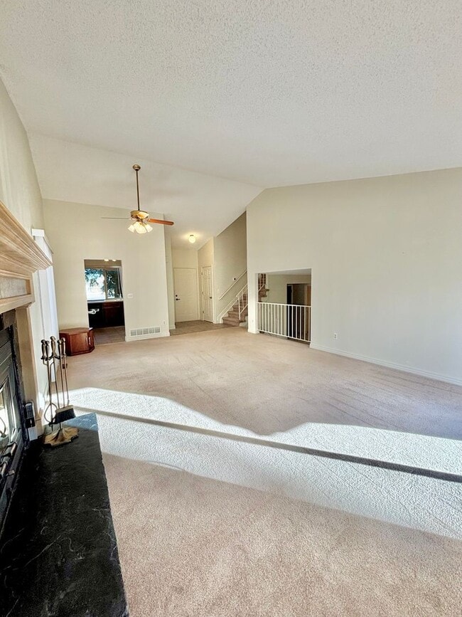 Building Photo - Beautiful 3-Bedroom Home Near Ken Caryl, Parks & Schools!!Available Now!!