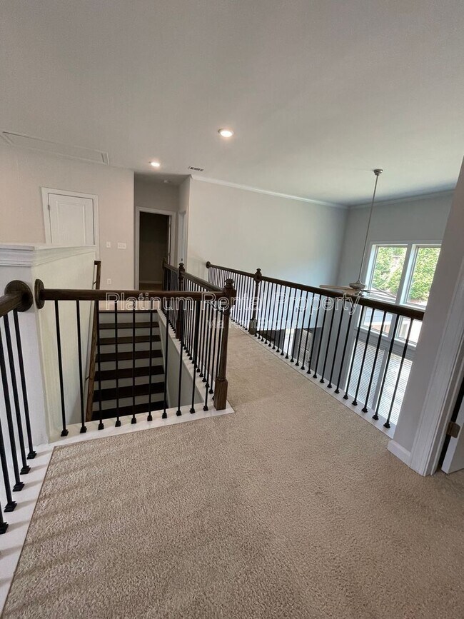 Building Photo - 1825 Dahlia Dr