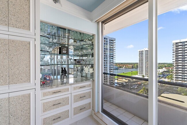 Building Photo - 100 Lakeshore Dr