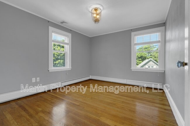 Building Photo - 184 William St