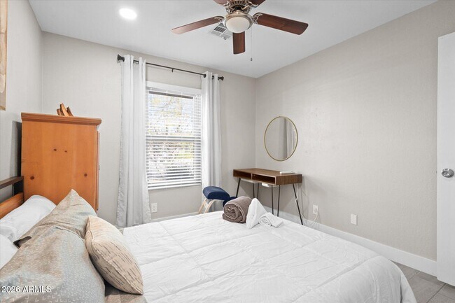 Building Photo - 1211 W Palomino Dr