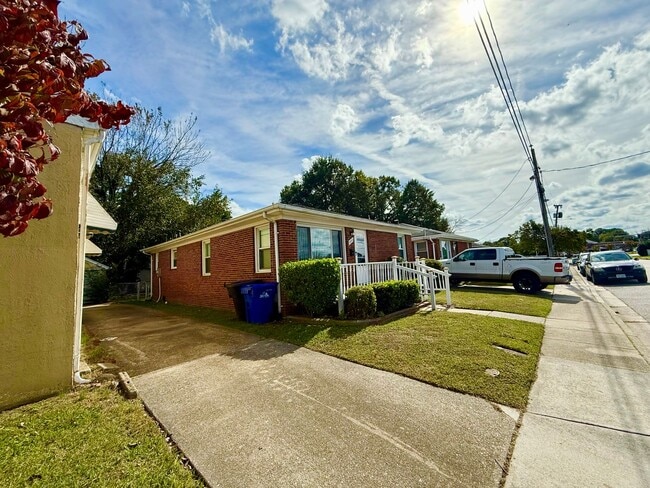 Building Photo - ***Renovated 3 Bedroom Ranch*Near Casino & Naval Hospital & Shipyard