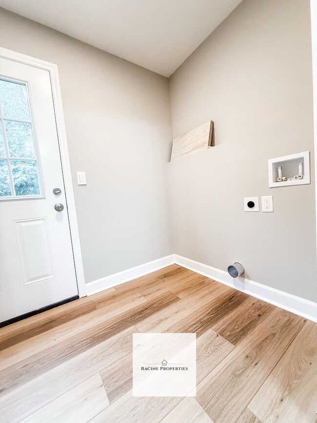 Building Photo - Your Dream Home Awaits! Fully Updated 3 Be...