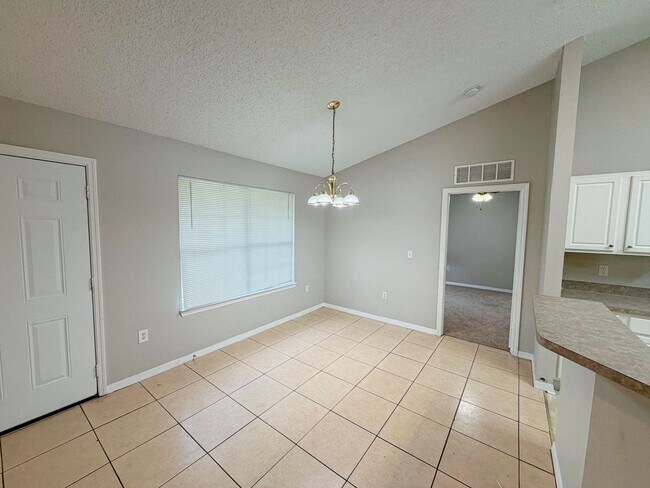 Building Photo - 7 Poinsettia Ln