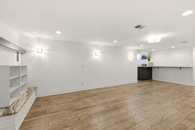 Building Photo - Beautiful 4 Bedroom/3 Bathroom Home in University Hills Area!