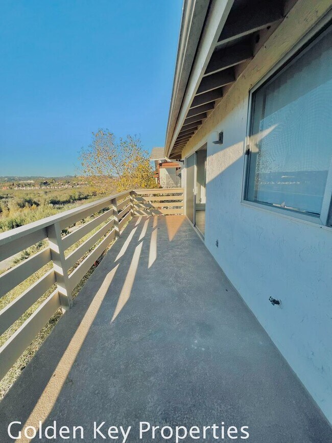 Building Photo - Welcome to this stunning duplex located in beautiful Bonsall!