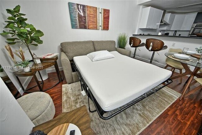 Building Photo - 170 SE 14th St