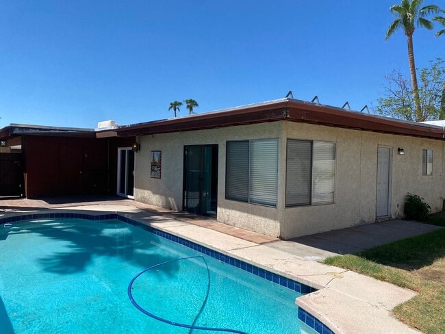 Building Photo - Charming 3 bedroom, 2 bath with Pool