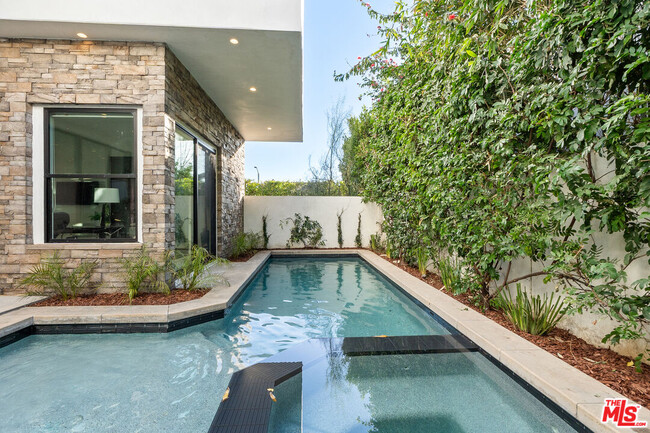 Building Photo - 1621 N Fairfax Ave