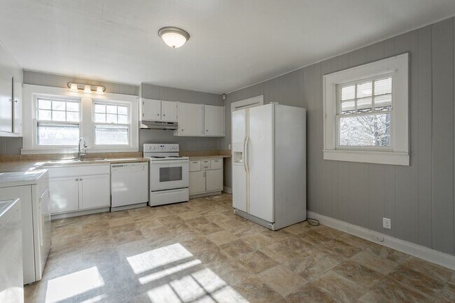 Building Photo - 209 S Moss Ave