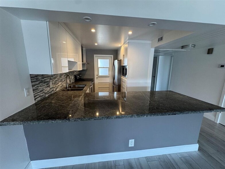 Building Photo - 3150 N Palm Aire Dr