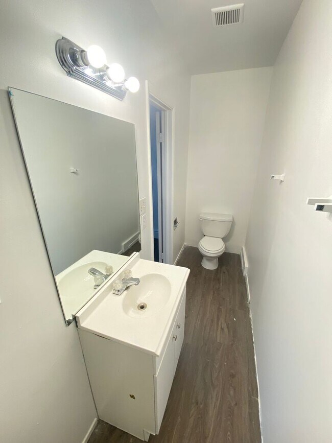 Building Photo - Charming 4 Bedroom, 3 Bath, Single-Story H...