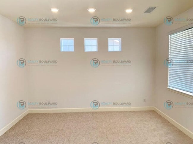 Building Photo - Gorgeous Newer 3 Bedroom Home! Located off...