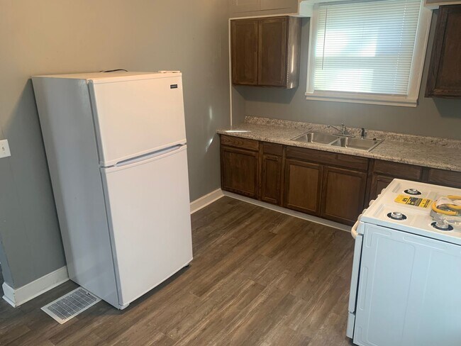 Building Photo - 3 Bed 1 Bath Home