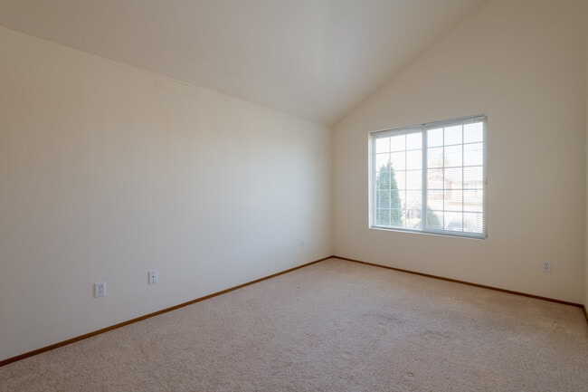 Building Photo - 2732 Hidden Springs Loop SE