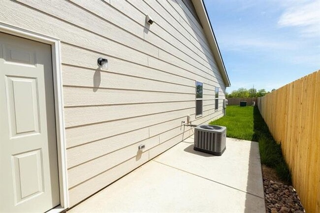 Building Photo - 5048-5050 S. Sycamore Ct.