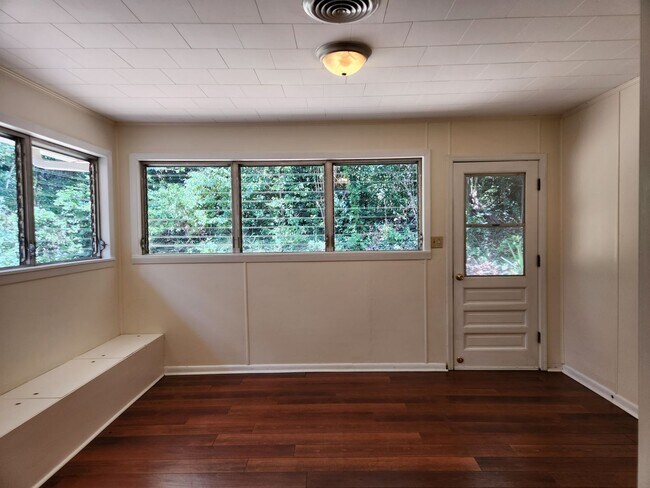 Building Photo - Charming 4 bedroom home for rent close to hospitals with wood floors. Available early August 2026...
