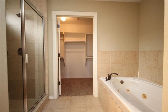 Building Photo - Available June 1st! 3-Bedroom, 2.5-Bathroom Home in Rupple Row