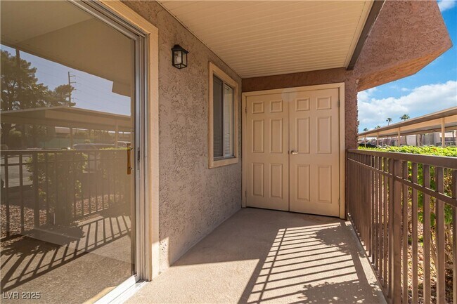Building Photo - 5060 Indian River Dr
