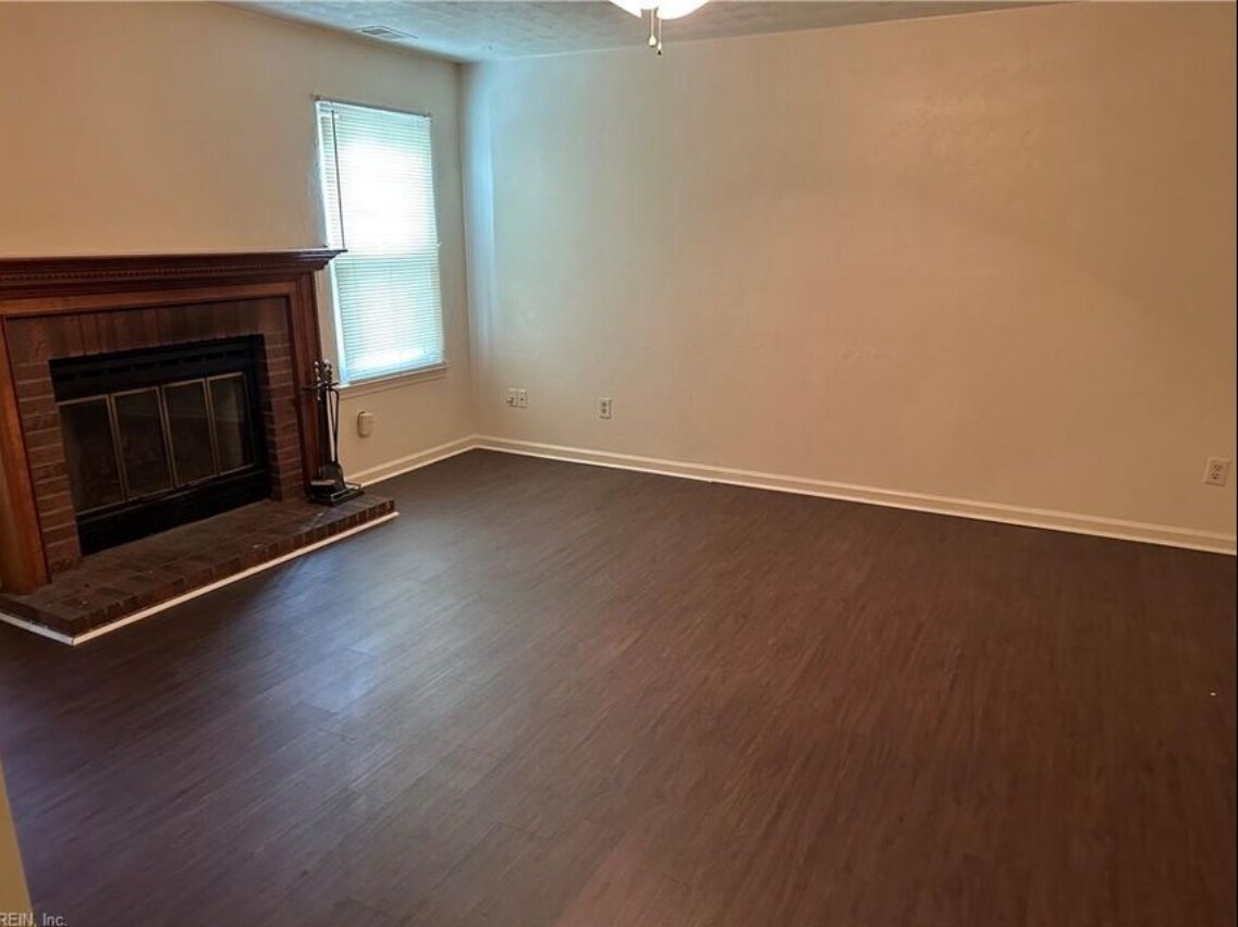 Building Photo - 5897 Glen View Dr
