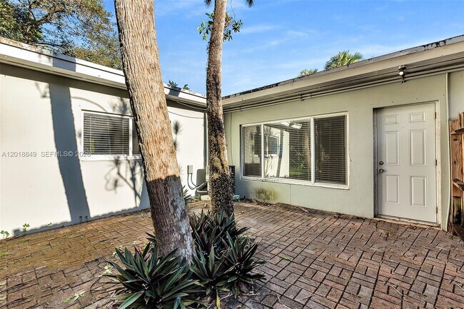 Building Photo - 1550 SW 23rd Ct