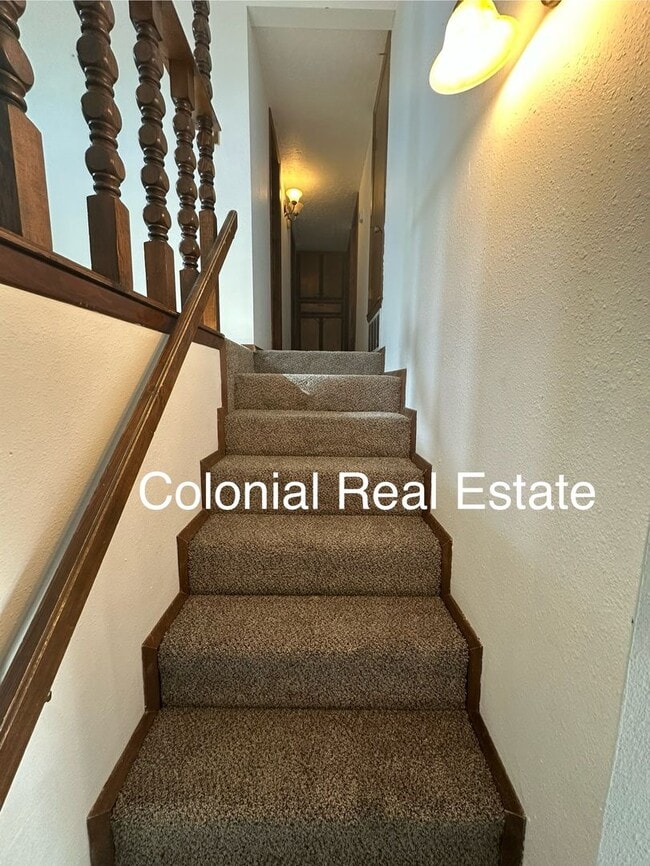 Building Photo - Spacious 2 story home