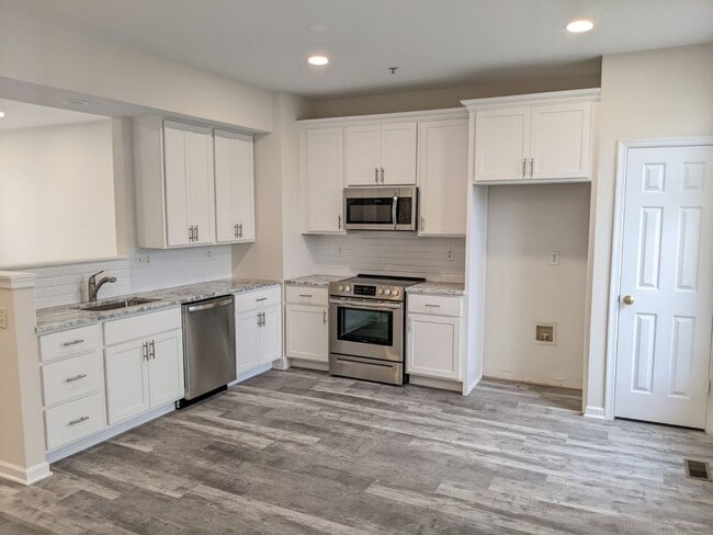 Building Photo - Completely Renovated Townhouse in convenie...