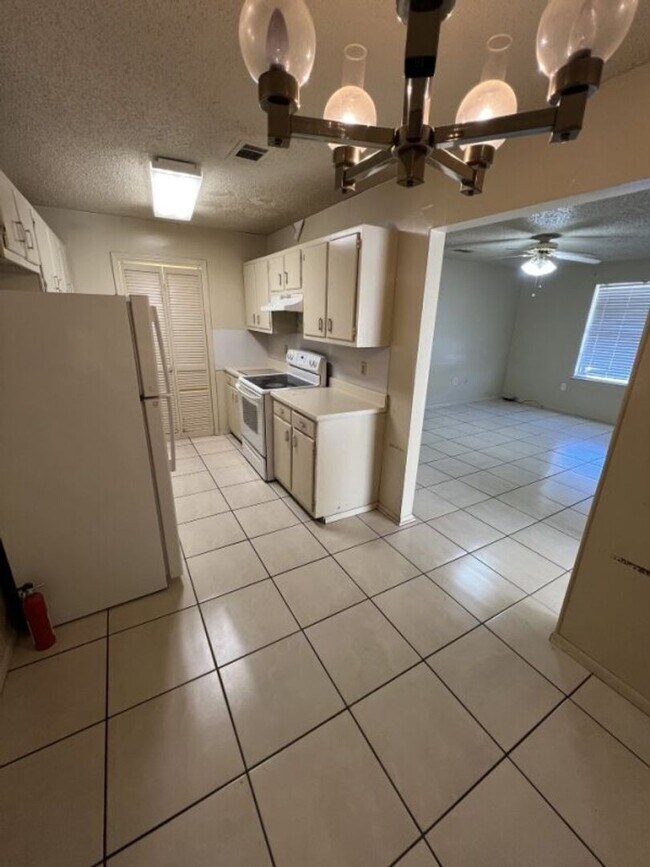 Building Photo - Weston St.