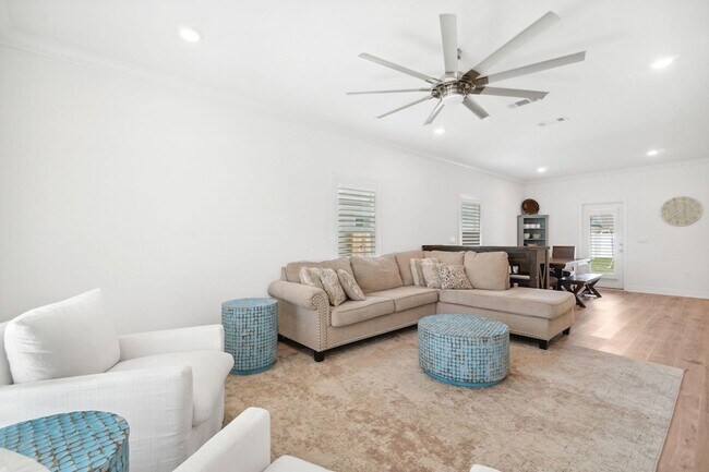 Building Photo - 627 Las Roblas Grande Dr