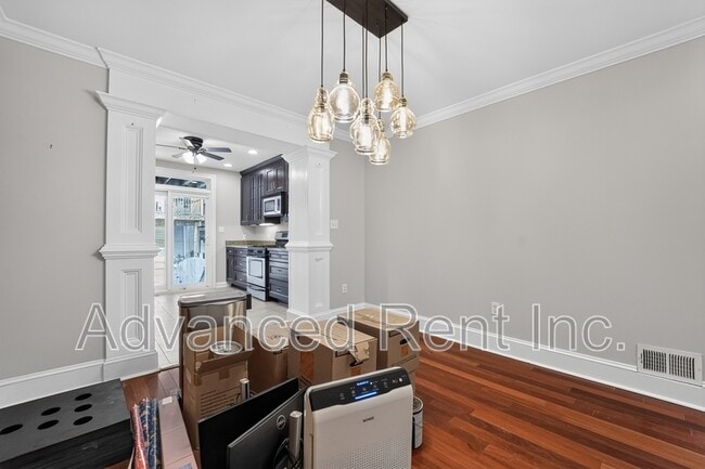 Building Photo - 528 S Curley St