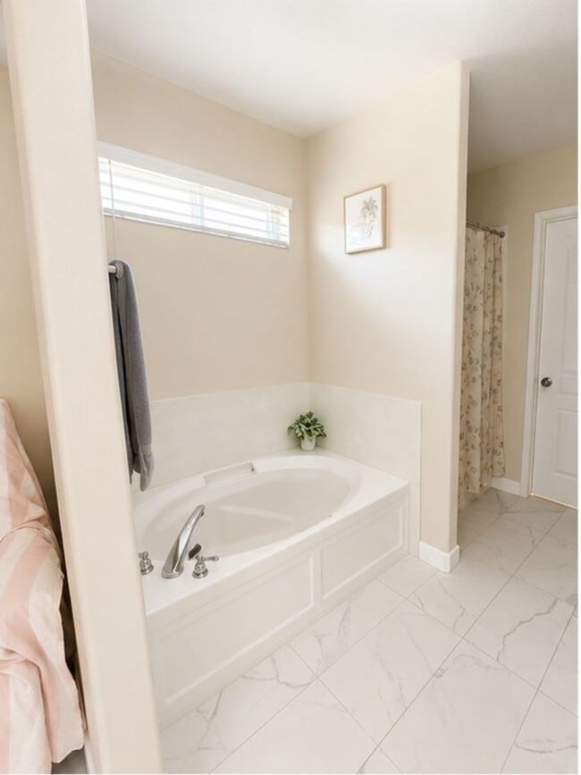 Building Photo - Coming soon! Beautiful single story home in Los banos