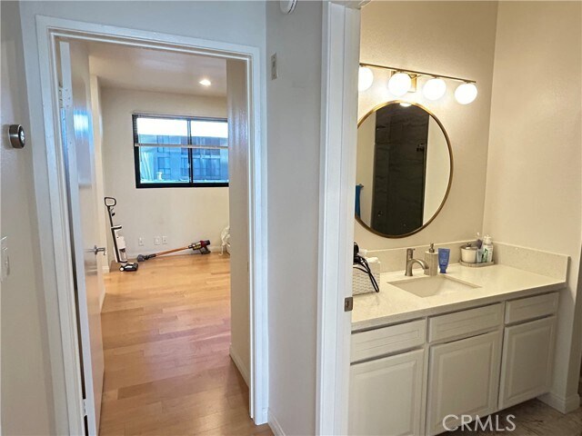 Building Photo - 533 S St Andrews Pl