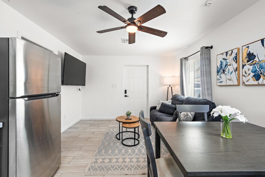 Building Photo - 2302 W Colter St