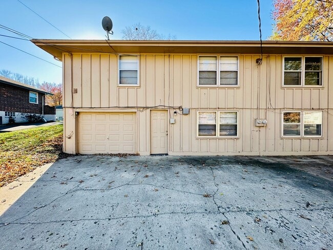 Building Photo - {1809} Spacious Duplex in Great Blue Springs Location + Finished Basement + 1 Car Garage