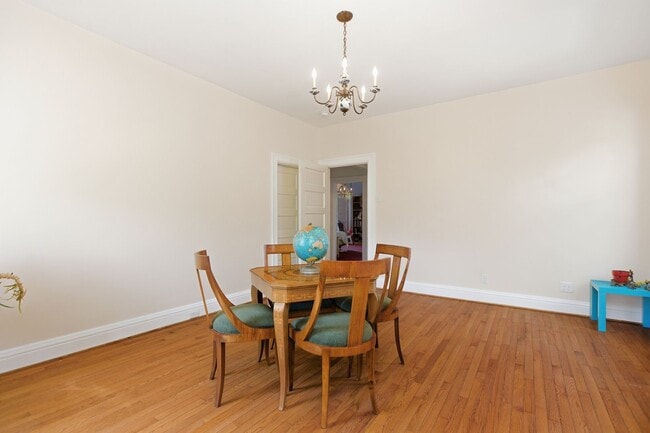 Building Photo - Stunning 5 Bedroom 2.5 Bathroom Home in Squirrel Hill