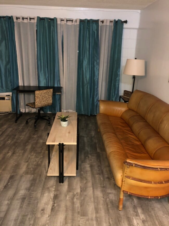 Building Photo - Ala Wai Townhouse