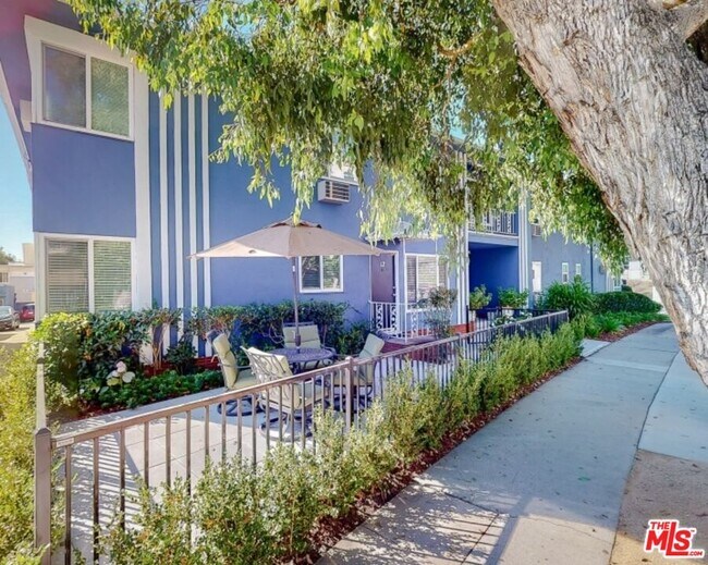 Building Photo - 11284 Montana Ave